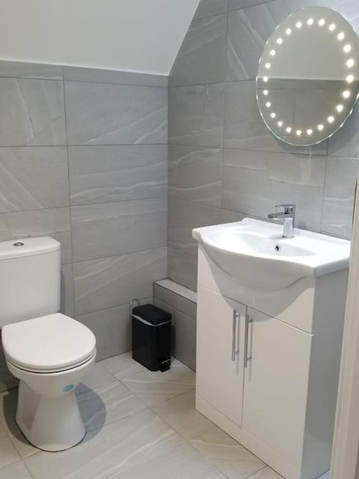 קידלינגטון Rosey Lodge -1Bedroom Cousy Flat - Parking, Netflix, Wifi - Close To Blenheim Palace & Oxford - F5 מראה חיצוני תמונה